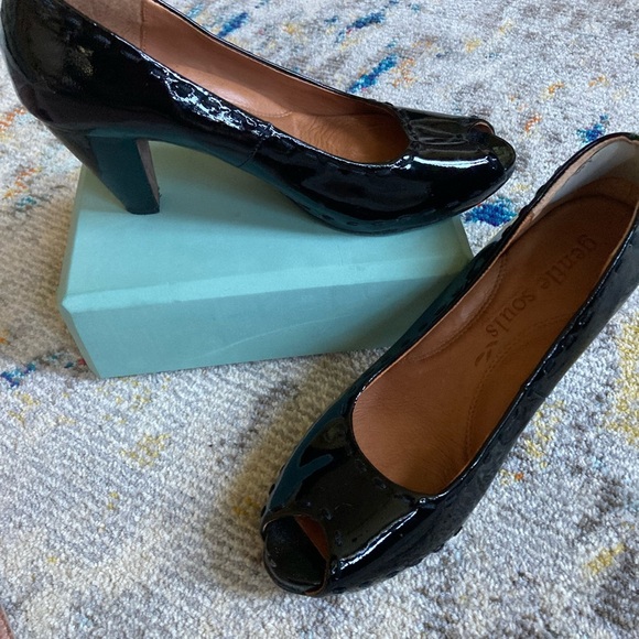 Kenneth Cole Black Patent Leather Heels in amazing condition size 9.5 - Picture 5 of 6